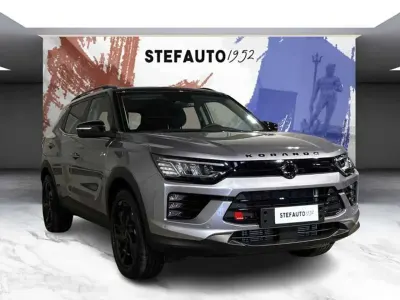 Nuova KGM Korando 163 CV (119 kW) 2026 Iron metal con tetto e spoiler SUV
