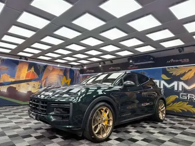 Usata Porsche Cayenne Turbo E-Hybrid 740 CV (544 kW) 2024 Verde SUV
