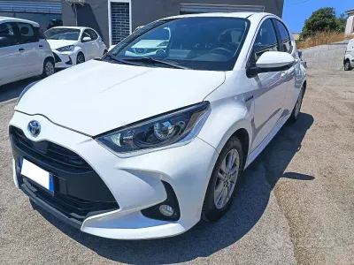 Usata Toyota Yaris Hybrid Lounge 92 CV (67 kW) 2021 Bianco Berlina