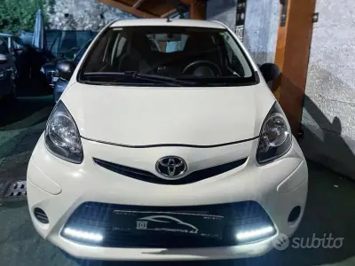 Usata Toyota Aygo 68 CV (50 kW) 2013 Bianco Utilitaria