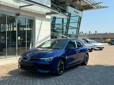 Nuova VW Golf VIII R-line Plus 116 CV (85 kW) 2026 Lapiz blue metallizzato Berlina