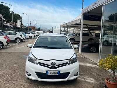 Usata Toyota Yaris 69 CV (50 kW) 2014 Bianco Utilitaria