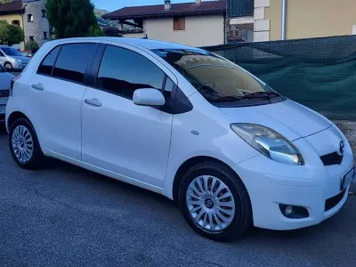 Usata Toyota Yaris Sol 101 CV (74 kW) 2010 Bianco Utilitaria