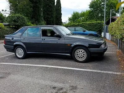 Usata Alfa Romeo 75 148 CV (108 kW) 1991 Nero Berlina
