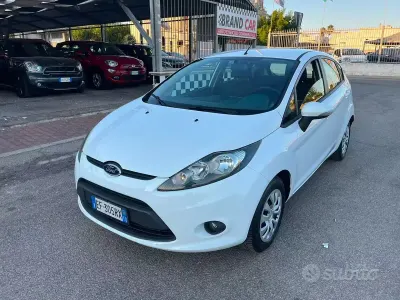 Usata Ford Fiesta Titanium 82 CV (60 kW) 2010 Bianco Berlina