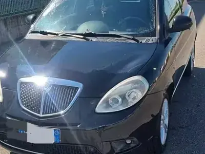 Usata Lancia Ypsilon 60 CV (44 kW) 2011 Nero Utilitaria