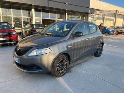 Usata Lancia Ypsilon Gold 70 CV (51 kW) 2024 Grigio Utilitaria