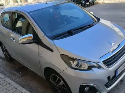 Usata Peugeot 108 Allure 72 CV (52 kW) 2019 Argento Utilitaria