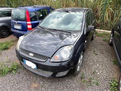 Usata Ford Fiesta Ghia 67 CV (49 kW) 2008 Grigio Utilitaria