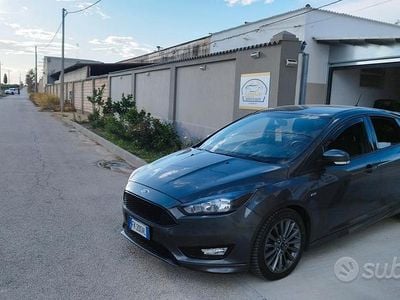 Grigio Usata 2017 Ford Focus ST-Line Berlina | 9400 € (Buon prezzo)