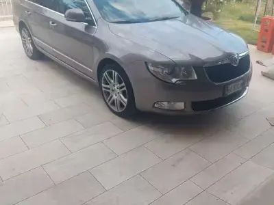 Usata Skoda Superb 140 CV (102 kW) 2010 Grigio Station wagon