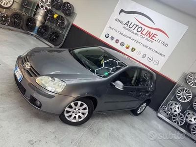 Usado VW Golf IV 102 HP (75 kW) 2005 Cinzento Sedan