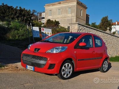 Usata Peugeot 107 68 CV (50 kW) 2011 Rosso Utilitaria