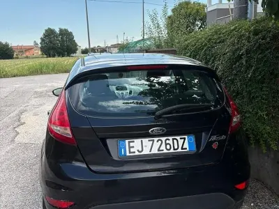 Usata Ford Fiesta 71 CV (52 kW) 2011 Nero Berlina