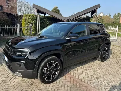 Usata Jeep Avenger Summit 61 kW (84 CV) 2023 Nero SUV