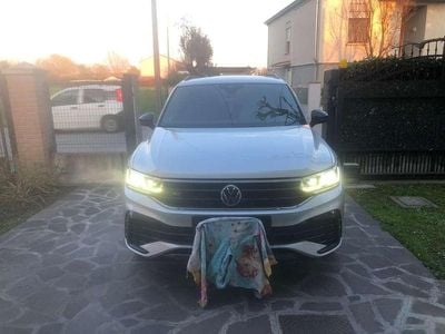 Usata VW Tiguan R-line 200 CV (147 kW) 2021 Argento SUV