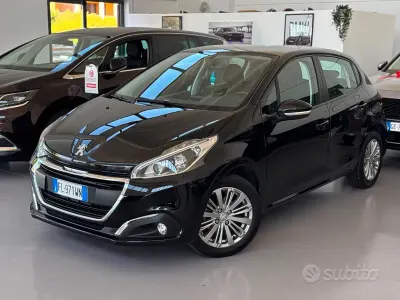 Usata Peugeot 208 Active 82 CV (60 kW) 2018 Nero Utilitaria