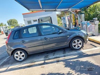 Usata Ford Fiesta 75 CV (55 kW) 2005 Grigio Utilitaria
