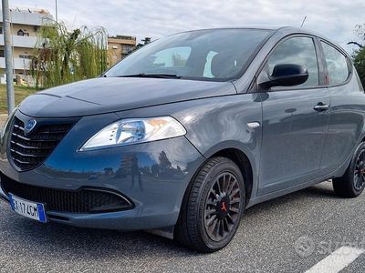 Usata Lancia Ypsilon 69 CV (50 kW) 2015 Grigio Utilitaria