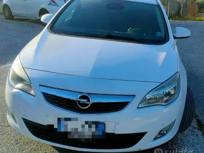 Usata Opel Astra Cosmo 110 CV (80 kW) 2010 Bianco Berlina
