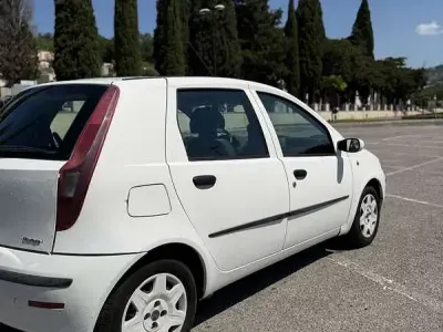 Usata Fiat Punto Dynamic 69 CV (50 kW) 2005 Utilitaria