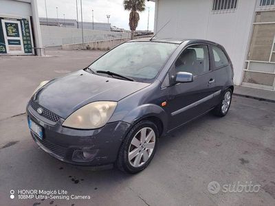 Usata Ford Fiesta 68 CV (50 kW) 2006 Grigio Utilitaria