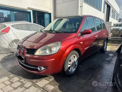 Käytetty Renault Scenic E-Tech 130 HP (95 kW) 2008 Punainen Tila-auto