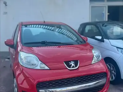 Usata Peugeot 107 68 CV (50 kW) 2009 Rosso Utilitaria