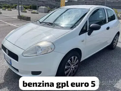 Usata Fiat Grande Punto 77 CV (56 kW) 2011 Bianco Utilitaria