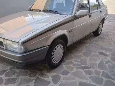 Usata Alfa Romeo 75 110 CV (80 kW) 1990 Grigio Berlina