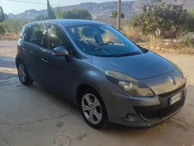 Usata Renault Scénic 110 CV (80 kW) 2011 Grigio Monovolume