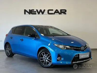 Usata Toyota Auris Hybrid Lounge 136 CV (100 kW) 2014 Blu/azzurro Berlina