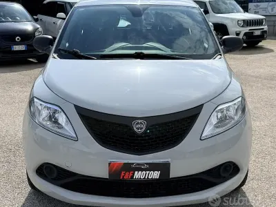 Usado Lancia Ypsilon 69 CV (50 kW) 2018 Gris Utilitario