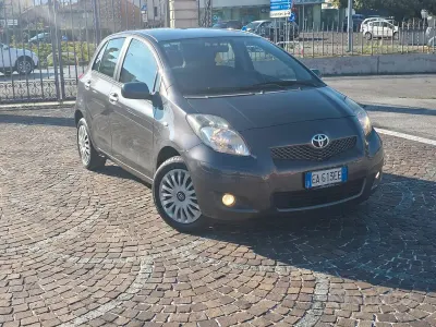 Begagnad Toyota Yaris 69 HK (50 kW) 2010 Grå Halvkombi