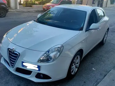 Usata Alfa Romeo Giulietta Exclusive 105 CV (77 kW) 2013 Bianco Utilitaria
