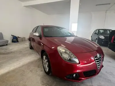 Usata Alfa Romeo Giulietta Exclusive 140 CV (102 kW) 2013 Rosso Utilitaria