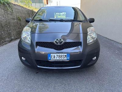 Usata Toyota Yaris 101 CV (74 kW) 2010 Grigio Utilitaria
