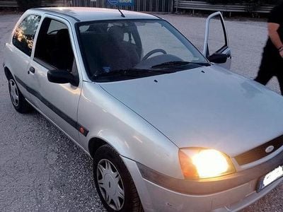 Usata Ford Fiesta 60 CV (44 kW) 2001 Grigio Berlina