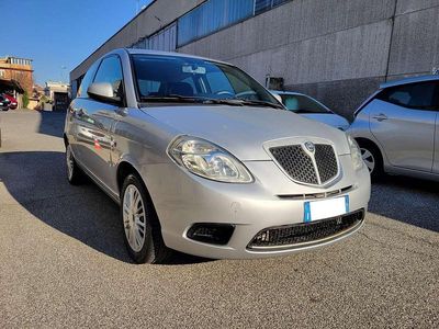 Usata Lancia Ypsilon Gold 60 CV (44 kW) 2010 Argento Utilitaria
