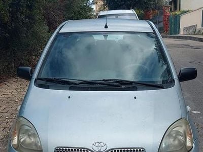 Usata Toyota Yaris 68 CV (50 kW) 2002 Grigio Berlina