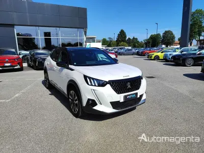 Usata Peugeot 2008 GT 131 CV (96 kW) 2022 Bianco madreperla / tetto nero SUV