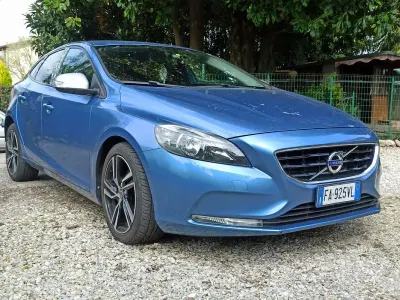 Usata Volvo V40 R-Design Momentum 115 CV (84 kW) 2015 Bluazzurro Berlina