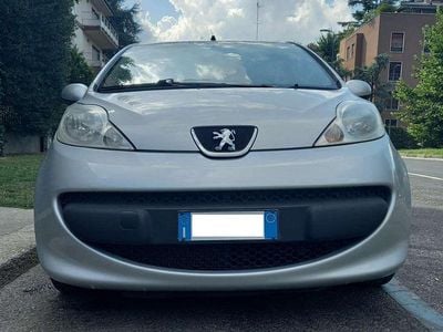 Usata Peugeot 107 68 CV (50 kW) 2005 Argento Utilitaria