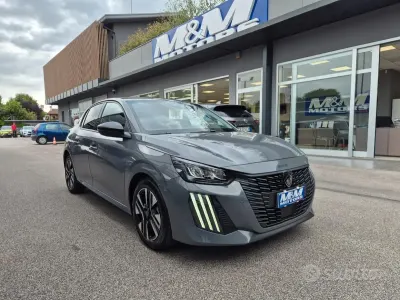 Usata Peugeot 208 Allure 101 CV (74 kW) 2025 Grigio Utilitaria