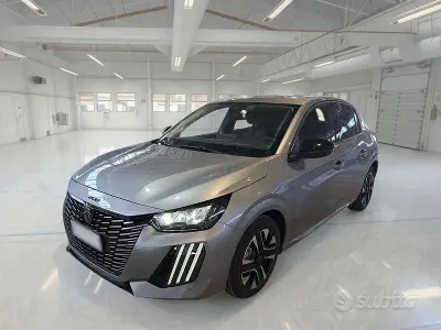 Usata Peugeot 208 Allure 101 CV (74 kW) 2024 Grigio Utilitaria