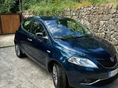 Usata Lancia Ypsilon 69 CV (50 kW) 2017 Bluazzurro Utilitaria