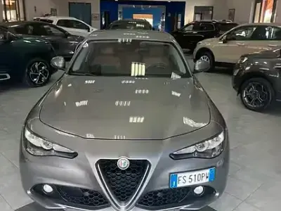 Usata Alfa Romeo Giulia 180 CV (132 kW) 2018 Grigio Berlina