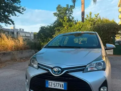 Usata Toyota Yaris Hybrid Active 74 CV (54 kW) 2015 Grigio Berlina