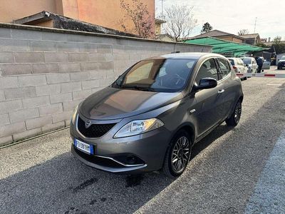 Usata Lancia Ypsilon Gold 69 CV (50 kW) 2016 Grigio Utilitaria