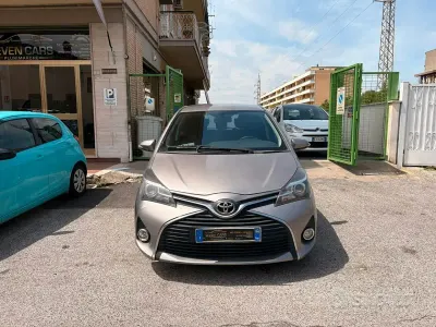 Begagnad Toyota Yaris Lounge 69 HK (50 kW) 2016 Grå Sedan
